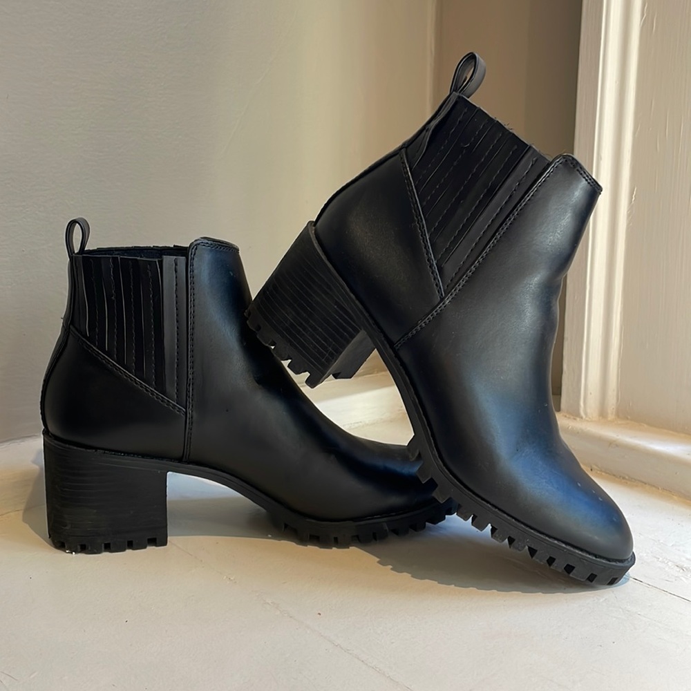 Banana Republic boots, size 8. Only worn once.